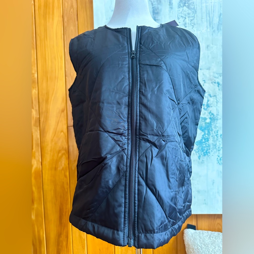 NWT SOCIALITE Womenโs S/M Black Quilted Lightweight Zip-Up Vest!